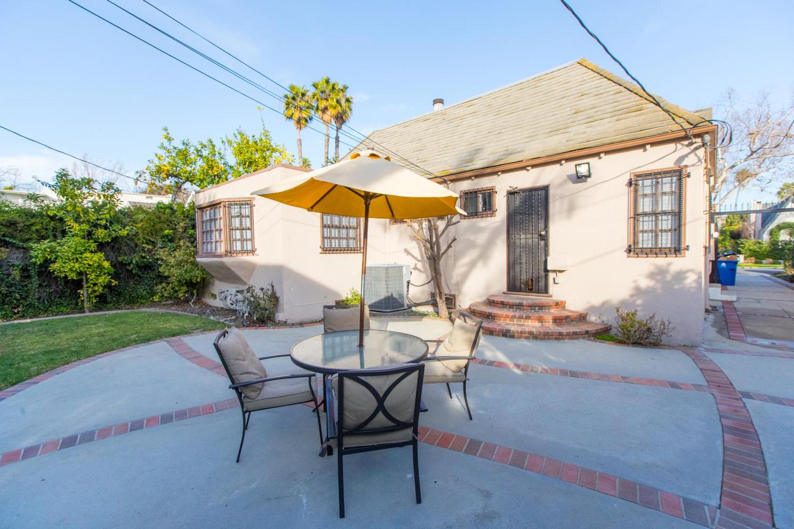 BRAND NEW! The Perfect Backhouse In Center Of LA Main image 2